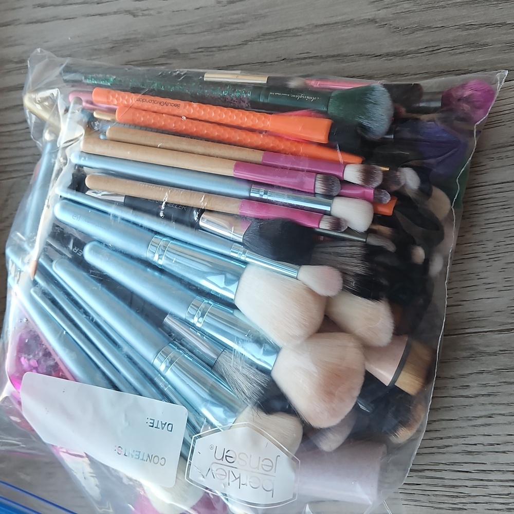 Bag of makeup brushes, all sizes/types, probably about 50 of them